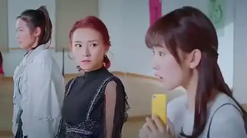 惹上冷殿下校花嘲笑丑女不会弹钢琴,丑女上去一顿秀,全场鼓掌
