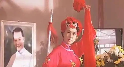 大宅门中白家大小姐白玉婷竟然跟剧中京城名旦万筱菊的照片结婚了
