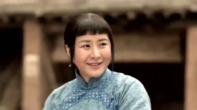 于成龙弟弟回家看望姐姐,却和院子中玉兰眉目传情