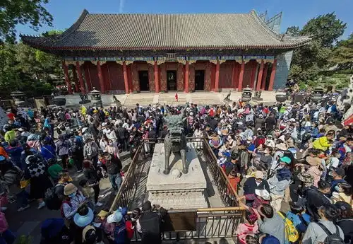 北京到处人从众,外地游客同比增长14倍
