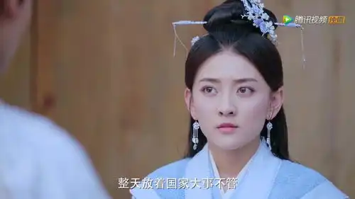 双世宠妃2曲小檀又见到秒换装的墨连城,吓得不敢看他,没想到他却托起她的脸端详
