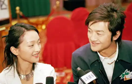 周迅被曝和老公高圣远已离婚43岁的她和陈坤开公司,越活越潇洒