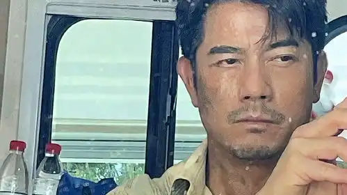 郭富城罕见晒剧照,蓬头垢面也难掩帅气,穿背心展肌肉男体态
