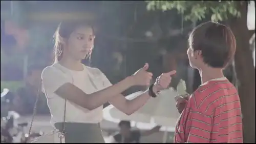 甜蜜暴击幕后花絮关晓彤片场偷吃冰淇淋
