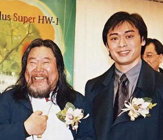 他是李小龙的兄弟,也是洪金宝的师傅,如今却只能靠轮椅度日