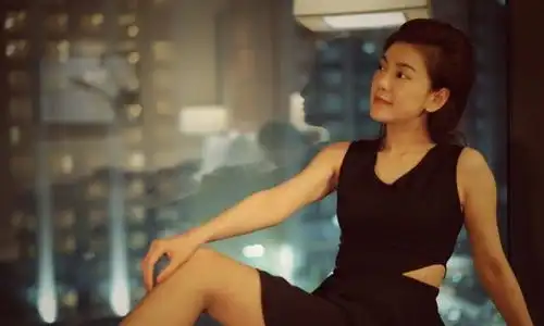 她是爱情公寓的秦羽墨,曾出演快乐星球,18出道至今未火