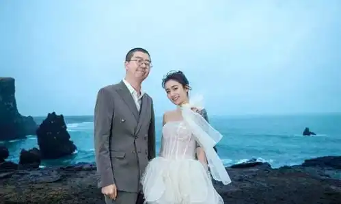 凭一张巧嘴赚数亿元,娶翘臀美女为妻,结婚仅3年多,今官宣离婚
