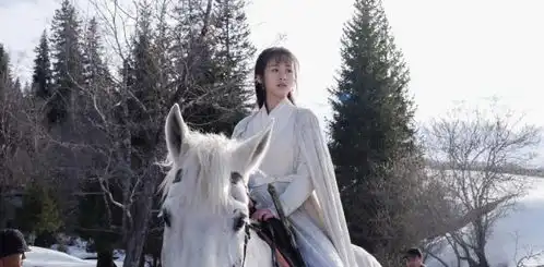 仙侠剧琉璃太油腻了,女主掉进男主的浴桶还吃他手上的甜酱
