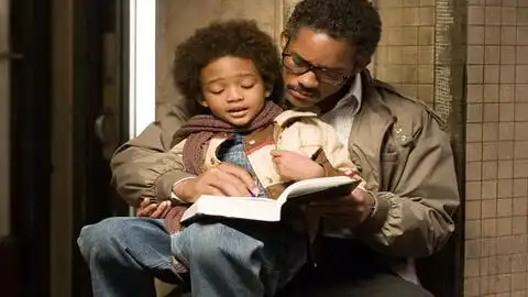 当幸福来敲门男子没钱只能带儿子睡厕所,靠一样东西逆袭成富翁
