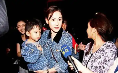 张柏芝身体康复,右肩缠满绷带脖子贴着膏药,身体僵硬不敢动