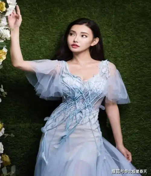 王晶一度关照,周润发一路追捧,最后成为万人迷