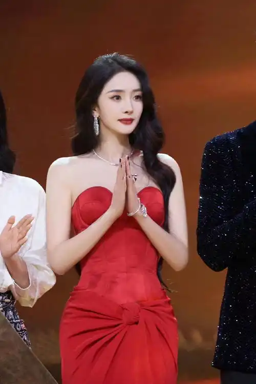 组图张大大晒杨幂刘诗诗杨颖合照自称微博之夜站哥
