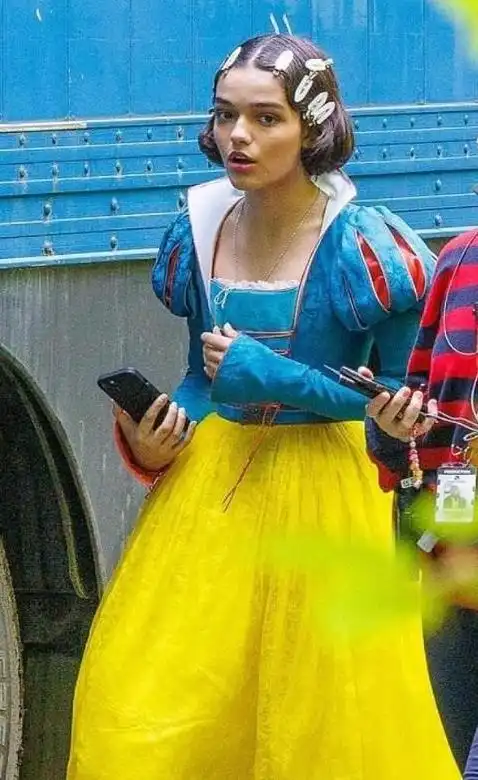 华人博主怒锤的白雪公主动作演员看华人组照片很淡漠,还耍大牌