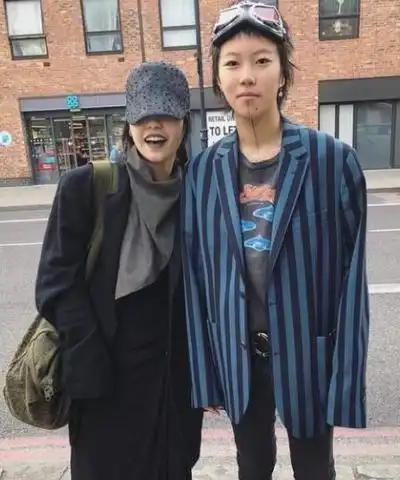 窦靖童秀新造型穿卫衣配花裤显时髦,鸳鸯眼一大一小太抢镜