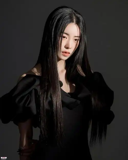 黑暗荣耀头号恶女林智妍杂志大片,黑红撞色彰显戏剧张力