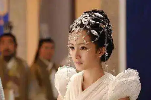 刘涛关晓彤靠简单发饰尽显温婉大方,杨幂的这款发饰堪称惊艳