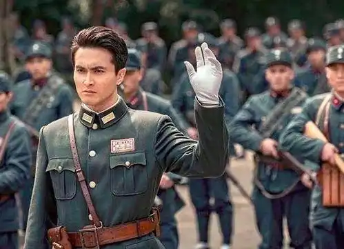 咖啡雪茄,油头粉面,德式钢盔,这是川军吗难怪天雷滚滚
