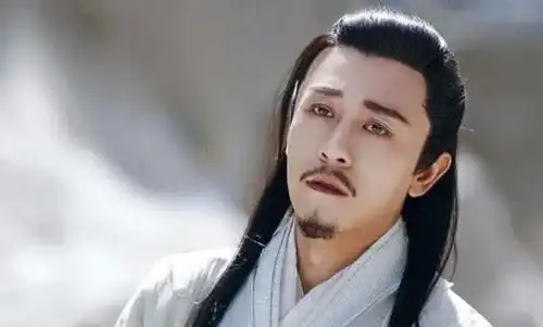 母亲是金牌制作人,干妈是著名导演,如此背景却都捧不红他
