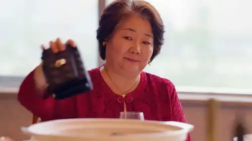 小日子婆婆怪罪儿媳送假包,把包扔进鱼汤里,公公大怒砸名酒
