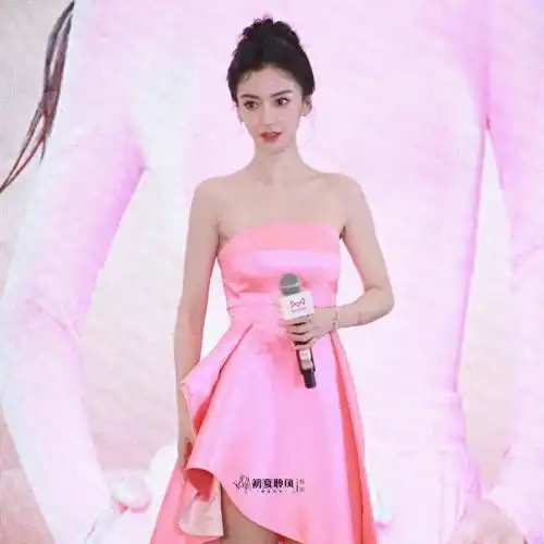 杨颖angelababy线下活动状态,一身粉色抹胸长裙真的美极了
