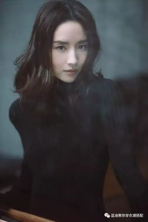 刘涛,宋祖儿,董洁曝光一组封面大片,照片中的她眼神坚定,妆容精致