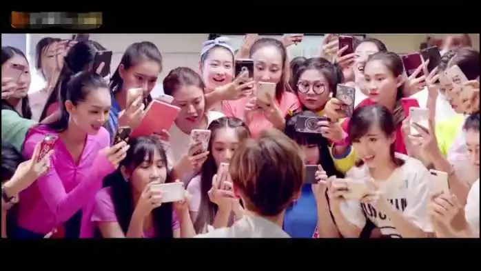 甜蜜暴击即将霸占荧幕鹿晗关晓彤甜蜜来袭你准备好了吗
