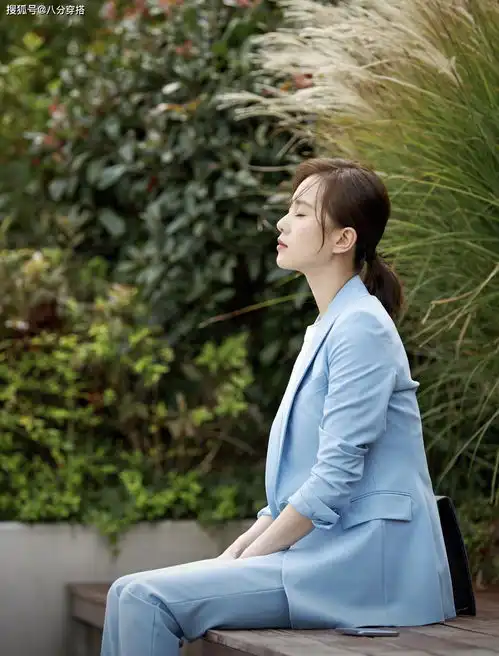 刘诗诗穿火了小香风外套,配牛仔裤清新脱俗,很有名媛范