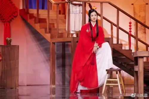 组图姚晨时隔15年再演郭芙蓉晒舞台剧照经典回忆重现
