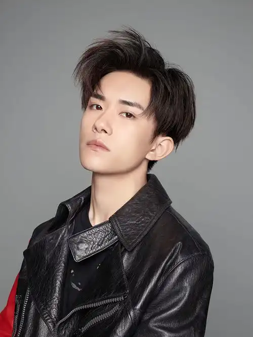 易烊千玺再拿下全球代言,摇滚造型解锁型格秘诀