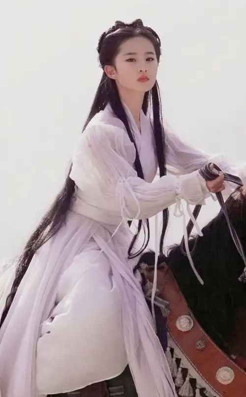 刘亦菲神雕删减戏份曝光小龙女雨中骑马画面唯美
