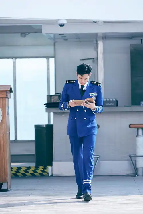 组图张若昀着蓝色船长制服身形笔挺看书认真弹琴画风逗趣
