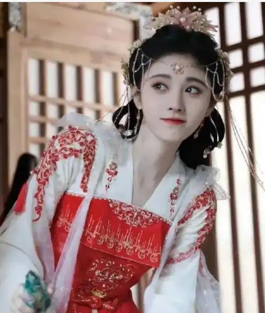 鞠婧祎亮相东方风云榜红毯,五官精致模样大变,近照被指像网红脸