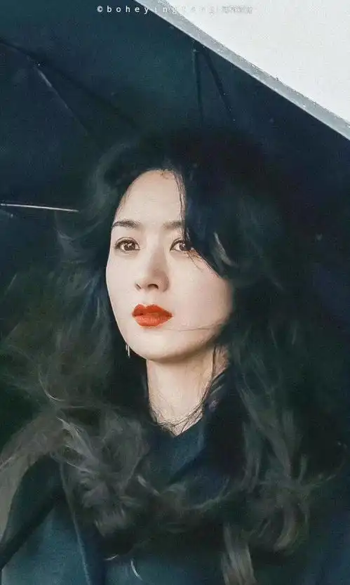 赵丽颖新剧终于杀青首张剧照曝光造型封神,穿黑色大衣美的冷艳
