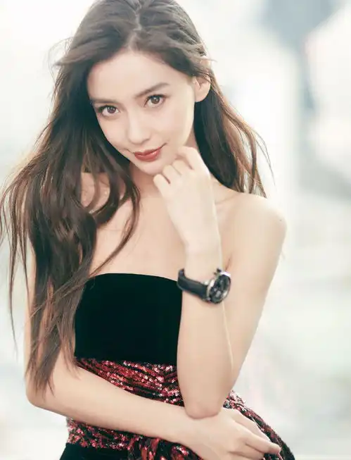 杨颖也不小了,都说当妈的身材变样,我咋觉得她更美了
