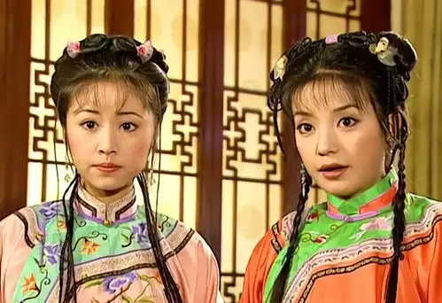 还珠回宫的路上,为啥皇上一直握着紫薇的手,而不是拉着小燕子
