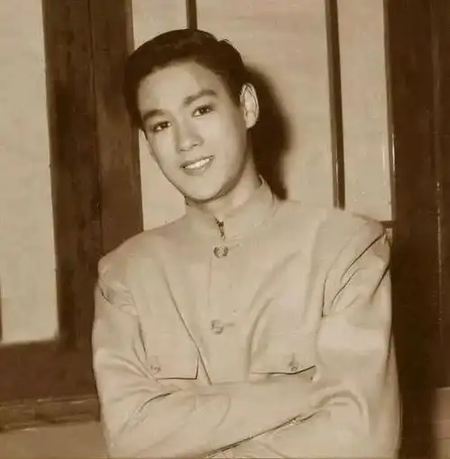 李小龙如何从穷困潦倒,只能打黑拳,到变成功夫巨星
