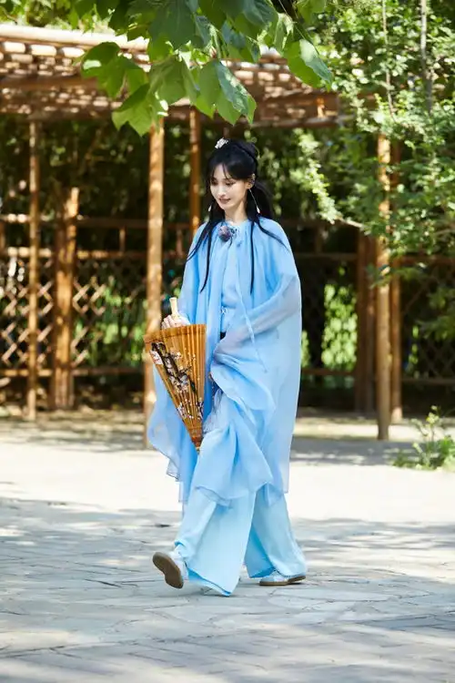 郑爽蓝色古风长裙俏丽典雅亭中翩翩起舞又美又仙