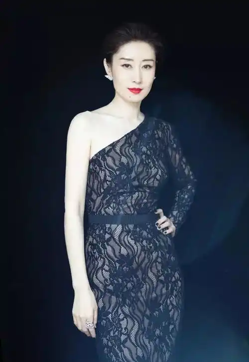 刘敏涛还是那么明艳动人,一袭蕾丝旗袍秀香肩,气质优雅让人羡慕
