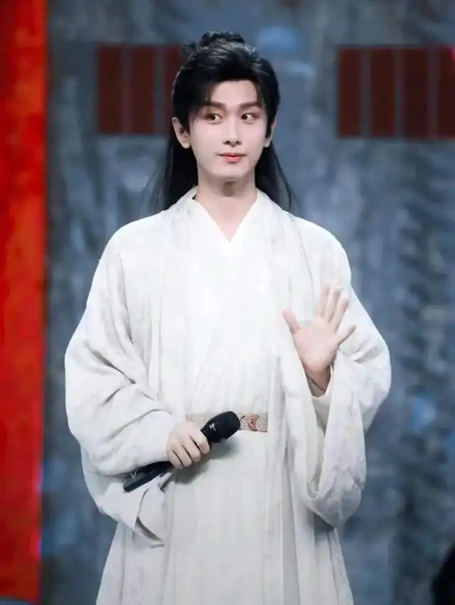 莲花楼演唱会,成毅跳舞太可爱了
