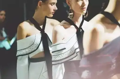 女人最迷人的部位之一,一起露出来好么