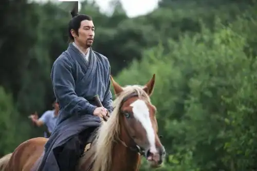 八佰总票房破19亿,王千源再度翻红,赞同组演员都是男一号
