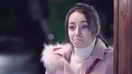 一千零一夜凌凌七晚上加班,父亲一直等女儿回家,不料太辛苦睡着
