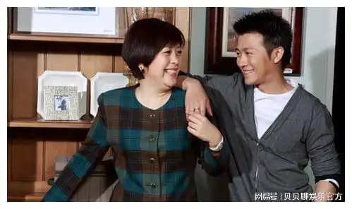 亲妈是导演,干妈也是导演,18年都没捧红他,改名娶媳妇后火了
