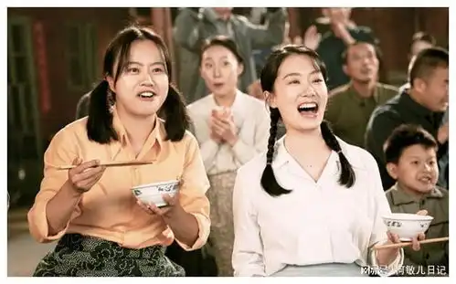 演员何翯戏里土的掉渣,戏外嫁帅气初恋老公,一家三口其乐融融
