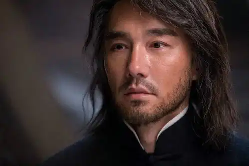 胡兵吊威亚全程高难度动作,50岁打戏行云流水
