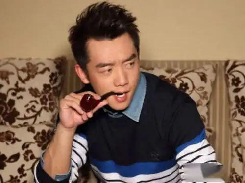 郑恺正义联盟剧照曝光,网友却不买账,还不管理下身材

