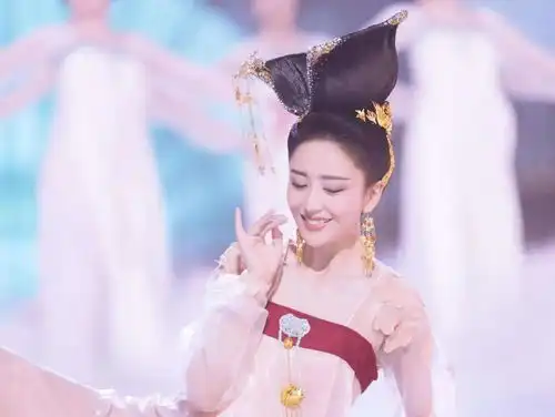 舞姿柔演技好身段靓,这10位新疆女星个个让人移不开眼二
