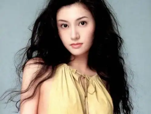 李嘉欣为大8岁富豪老公庆生,50岁仍少女,两人当儿子面狂撒狗粮
