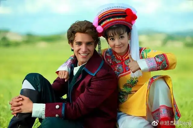 恭喜新还珠格格班杰明扮演者与男友结婚,甜蜜亲吻好恩爱
