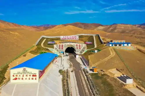 中铁十五局集团有限公司集团新闻黄昌富出席国内首部高铁建设电影力作高铁作证开机仪式
